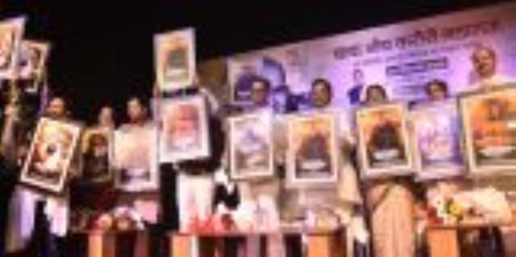 फिल्म का पोस्टर लॉन्च करते पर्यटन मंत्री जयवीर सिंह, मधुर भंडारकर व अन्य। इस मौके पर फिल्म से ज फिल्म का पोस्टर लॉन्च करते पर्यटन मंत्री जयवीर सिंह, मधुर भंडारकर व अन्य। इस मौके पर फिल्म से ज