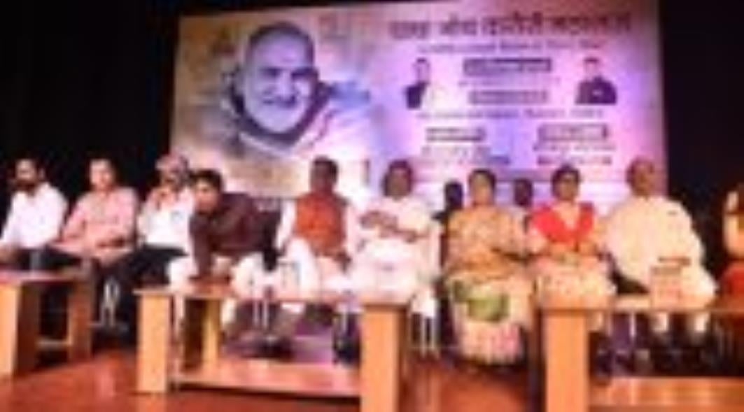 फिल्म का पोस्टर लॉन्च करते पर्यटन मंत्री जयवीर सिंह, मधुर भंडारकर व अन्य। इस मौके पर फिल्म से ज फिल्म का पोस्टर लॉन्च करते पर्यटन मंत्री जयवीर सिंह, मधुर भंडारकर व अन्य। इस मौके पर फिल्म से ज