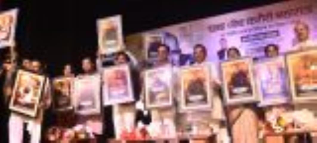 फिल्म का पोस्टर लॉन्च करते पर्यटन मंत्री जयवीर सिंह, मधुर भंडारकर व अन्य। इस मौके पर फिल्म से ज फिल्म का पोस्टर लॉन्च करते पर्यटन मंत्री जयवीर सिंह, मधुर भंडारकर व अन्य। इस मौके पर फिल्म से ज