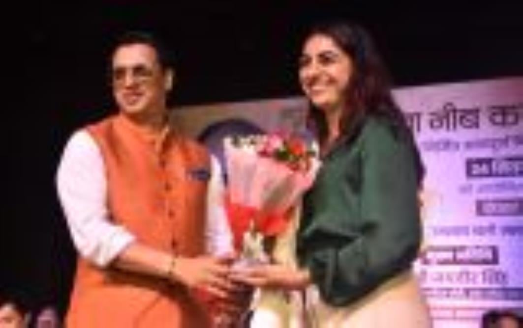 फिल्म का पोस्टर लॉन्च करते पर्यटन मंत्री जयवीर सिंह, मधुर भंडारकर व अन्य। इस मौके पर फिल्म से ज फिल्म का पोस्टर लॉन्च करते पर्यटन मंत्री जयवीर सिंह, मधुर भंडारकर व अन्य। इस मौके पर फिल्म से ज