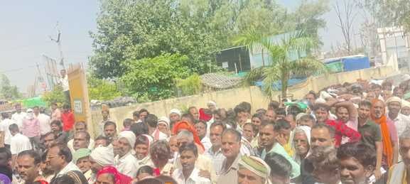 फोटो - 11 झांसी चुंगी पर जाम लगाए किसान, फंसी रोडवेज। संवाद