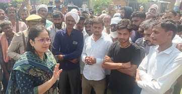 फोटो - 11 झांसी चुंगी पर जाम लगाए किसान, फंसी रोडवेज। संवाद