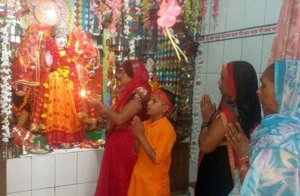 फोटो-11- कार्यक्रम में मौजूद शिक्षिकाएं व छात्राएं। संवाद