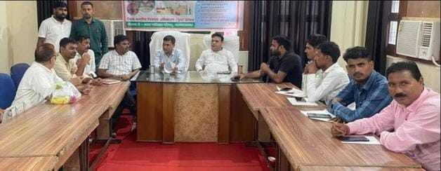 फोटो 15:::जसवंतनगर में नगर पालिका की बैठक में शामिल अधिकारी व सभासद। संवाद