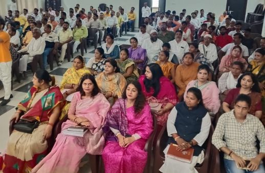 फोटो-18- भाजपा कार्यालय में पं दीनदयाल उपाध्याय की जयंती पर आयोजित संगोष्ठी में बोलते जिलाप्रभा