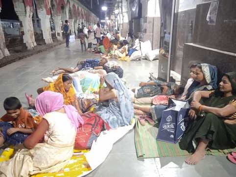 फोटो 22::::: रेलवे जंक्शन पर ट्रेन के इंतजार करते यात्री। संवाद