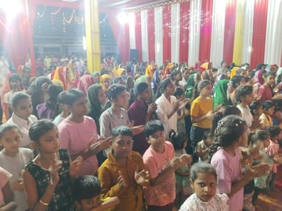 फोटो 25 एयूआरपी 48 - दुर्गा पंडाल में झूमते भक्त। संवाद