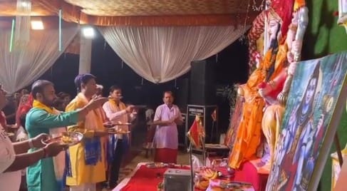 फोटो 25 एयूआरपी 48 - दुर्गा पंडाल में झूमते भक्त। संवाद