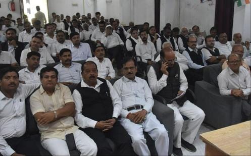 फोटो-30- बार एसोसिएन भवन में सदन की बैठक को संबोधित करते अध्यक्ष गिरीश कुमार मिश्रा। स्रोत: अ फोटो-30- बार एसोसिएन भवन में सदन की बैठक को संबोधित करते अध्यक्ष गिरीश कुमार मिश्रा। स्रोत: अ