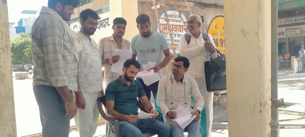 फोटो संख्या:71- अनाज मंडी महेंद्रगढ़ के निरीक्षण के दौरान बाजरे की जांच करते विधायक कंवर सिंह य फोटो संख्या:71- अनाज मंडी महेंद्रगढ़ के निरीक्षण के दौरान बाजरे की जांच करते विधायक कंवर सिंह य