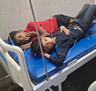 गोनहा गांव में लोगों के सैंपल लेती स्वास्थ्य टीम।संवाद