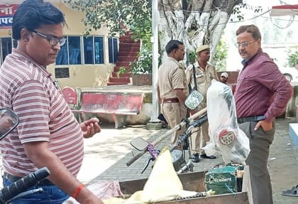 गोनहा गांव में लोगों के सैंपल लेती स्वास्थ्य टीम।संवाद