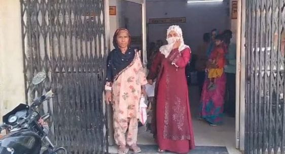जिला अस्पताल में पर्स चोरी के बाद रोती महिला व मौजूद लोग व सुरक्षा गार्ड। संवाद