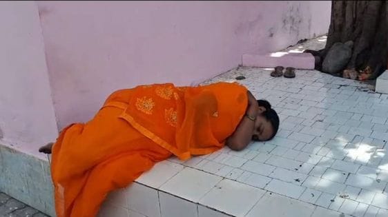 जिला अस्पताल में पर्स चोरी के बाद रोती महिला व मौजूद लोग व सुरक्षा गार्ड। संवाद