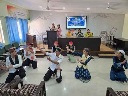 जौड़े अंब स्कूल में आयोजित कार्यक्रम में प्रस्तुति देती छात्राएं। स्रोत: संस्थान