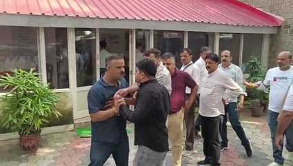 कांग्रेस की विकास की चर्चा बैठक कक्ष के बाहर भिड़ते कांग्रेस कार्यकर्ता। संवाद।