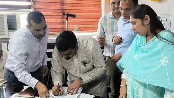 कुरुक्षेत्र। बैठक के दौरान मनोनित पार्षद शपथ के बाद कागजी कार्रवाई पूरी करते हुए। संवाद