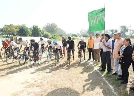 कुरुक्षेत्र। साइकिलिंग ट्रैक इवेंट में जीत के लिए जद्दोजहद करते साइक्लिस्ट। संवाद