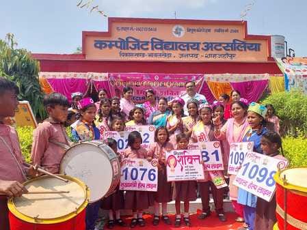 खुटार के कस्तूरबा गांधी आवासीय विद्यालय में पोस्टर प्रतियोगिता में शामिल छात्राएं। स्रोत शिक्ष खुटार के कस्तूरबा गांधी आवासीय विद्यालय में पोस्टर प्रतियोगिता में शामिल छात्राएं। स्रोत शिक्ष