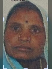 रतलाम के ग्राम भीमपुरा भेतिया में घर के पास पड़ा नानी बाई उर्फ निर्मल का शव तथा जांच करते एफएसए