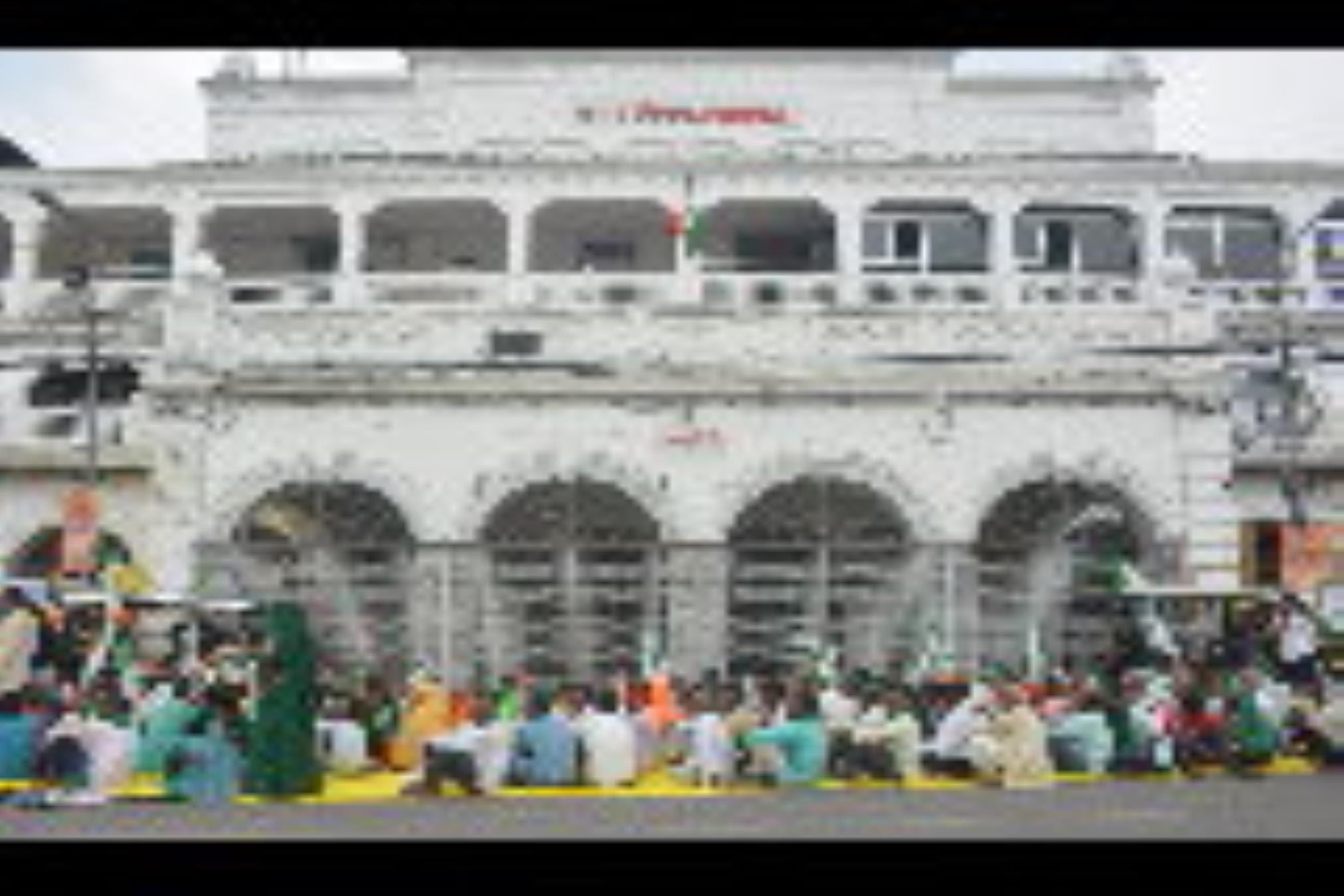 प्रदर्शन करते किसान।