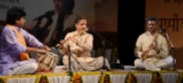 संगीत नाटक अकादमी, गोमतीनगर में बुधवार को प्रस्तुति देते कलाकार।
