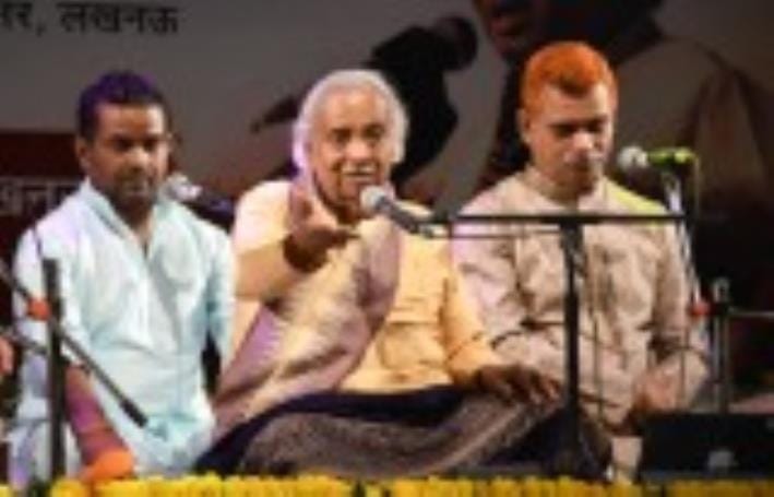 संगीत नाटक अकादमी, गोमतीनगर में बुधवार को प्रस्तुति देते कलाकार।