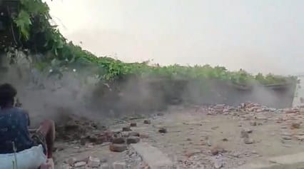 सिंघिया मे नदी में समाता आशादेवी का मकान। संवाद सिंघिया मे नदी में समाता आशादेवी का मकान। संवाद