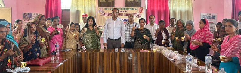 संजय कुमार सरस्वती विद्या मंदिर इंटर कॉलेज में आयरन की गोलियां खातीं छात्राएं। स्रोत: विद्यालय संजय कुमार सरस्वती विद्या मंदिर इंटर कॉलेज में आयरन की गोलियां खातीं छात्राएं। स्रोत: विद्यालय