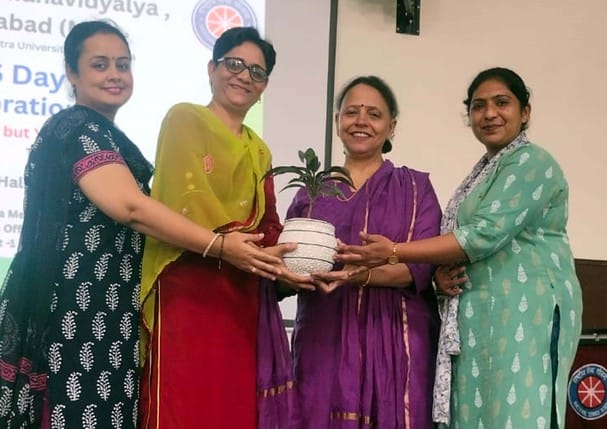 शाहाबाद। मुख्यातिथि प्राचार्या प्रो. आरती त्रेहन को सम्मानित करते शिक्षक। विज्ञप्ति शाहाबाद। मुख्यातिथि प्राचार्या प्रो. आरती त्रेहन को सम्मानित करते शिक्षक। विज्ञप्ति