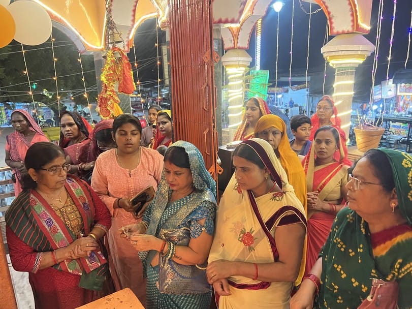 शारदीय नवरात्र के तीसरे दिन नगर के रोडवेज स्थित मां दुर्गा मंदिर पर पूजन अर्चन करते पुजारी।संव