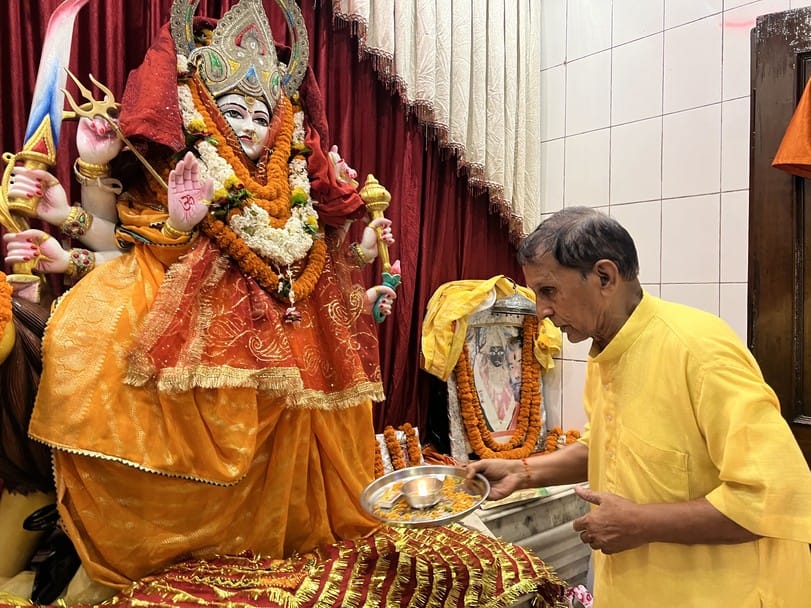 शारदीय नवरात्र के तीसरे दिन नगर के रोडवेज स्थित मां दुर्गा मंदिर पर पूजन अर्चन करते पुजारी।संव