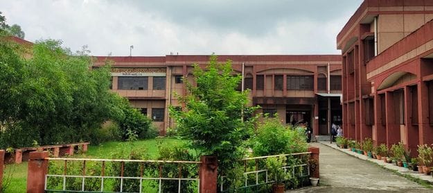 दमयंती राज आनंद राजकीय डिग्री कॉलेज में पढ़ते छात्र-छात्राएं। संवाद दमयंती राज आनंद राजकीय डिग्री कॉलेज में पढ़ते छात्र-छात्राएं। संवाद