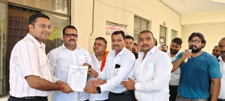 धरना देते वकील।