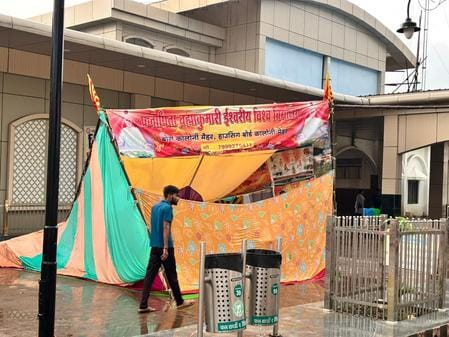 धराशाही हुआ पंडाल