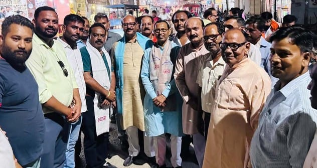 उझानी कस्बे में व्यापारियों व ग्राहकों को जीएसटी की नई दरों के बारे में बताते राज्यकर विभाग के उझानी कस्बे में व्यापारियों व ग्राहकों को जीएसटी की नई दरों के बारे में बताते राज्यकर विभाग के