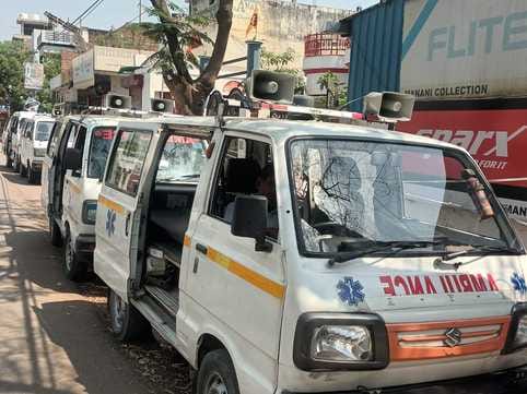 वैन एंबुलेंस में सीट के नीचे पड़ा ऑक्सीजन सिलिंडर व स्ट्रेचर संवाद वैन एंबुलेंस में सीट के नीचे पड़ा ऑक्सीजन सिलिंडर व स्ट्रेचर संवाद