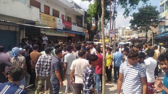 19 सिधारी के पठान टोला में बोरे में बच्चे का शव मिलने के बाद रो-बिलखते परिजन। संवाद 19 सिधारी के पठान टोला में बोरे में बच्चे का शव मिलने के बाद रो-बिलखते परिजन। संवाद