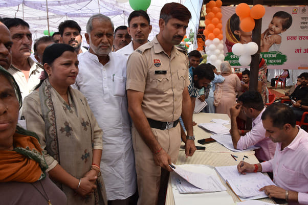 21 जिला स्तरीय कार्यक्रम में द्वीप प्रज्ज्वल उपरांत पुष्प अर्पित करती भाजपा जिला अध्यक्ष ज्योत 21 जिला स्तरीय कार्यक्रम में द्वीप प्रज्ज्वल उपरांत पुष्प अर्पित करती भाजपा जिला अध्यक्ष ज्योत