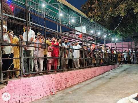 25jjrp01- बेरी मेले में खरीददारी करती महिलाएं। संवाद