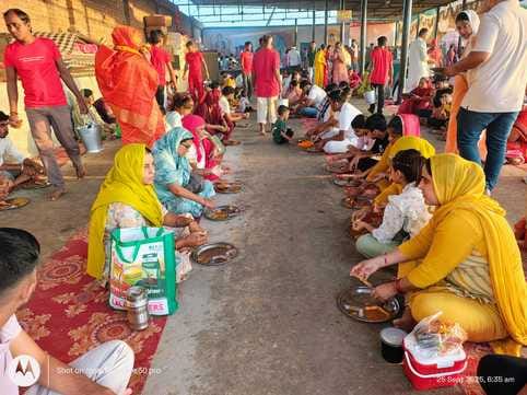 25jjrp01- बेरी मेले में खरीददारी करती महिलाएं। संवाद