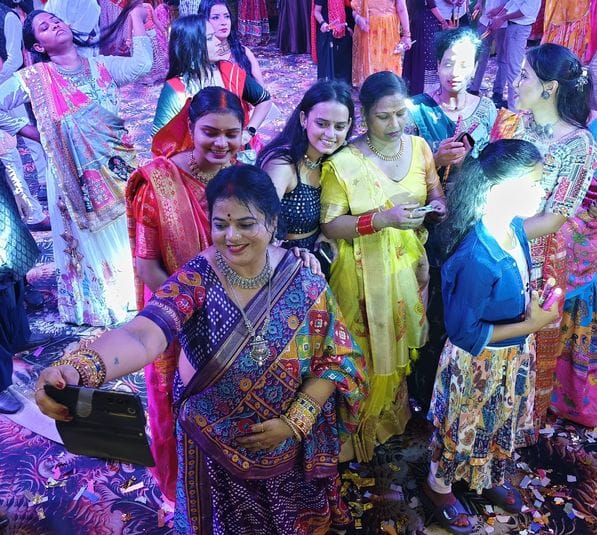 33-अमर उजाला की ओर से आयोजित डांडिया नाइट में शामिल अयोध्या वासी।-संवाद