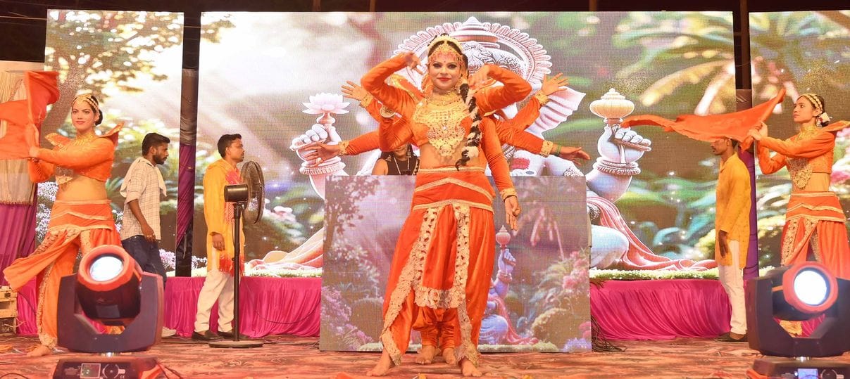 33-अमर उजाला की ओर से आयोजित डांडिया नाइट में शामिल अयोध्या वासी।-संवाद