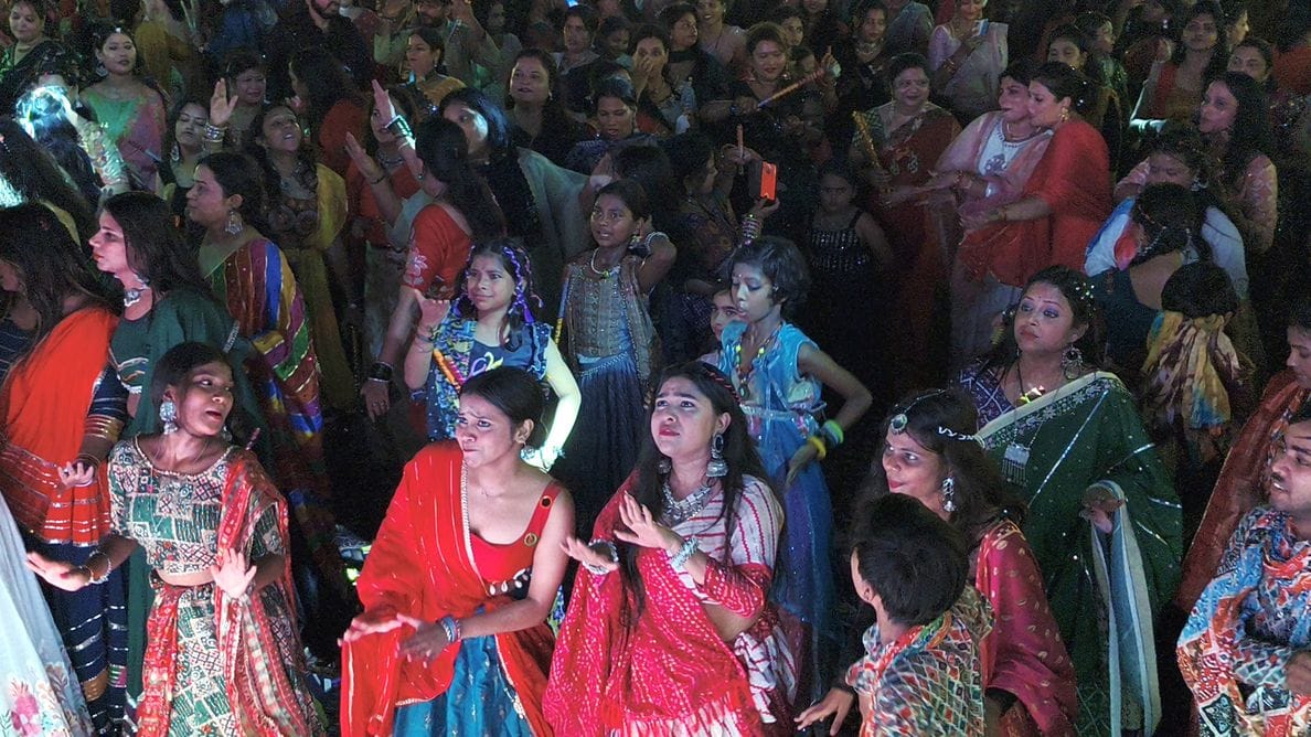 33-अमर उजाला की ओर से आयोजित डांडिया नाइट में शामिल अयोध्या वासी।-संवाद