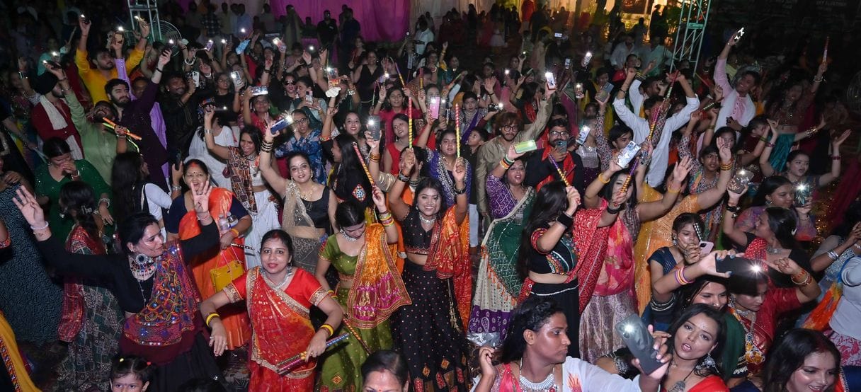 33-अमर उजाला की ओर से आयोजित डांडिया नाइट में शामिल अयोध्या वासी।-संवाद