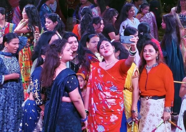 33-अमर उजाला की ओर से आयोजित डांडिया नाइट में शामिल अयोध्या वासी।-संवाद