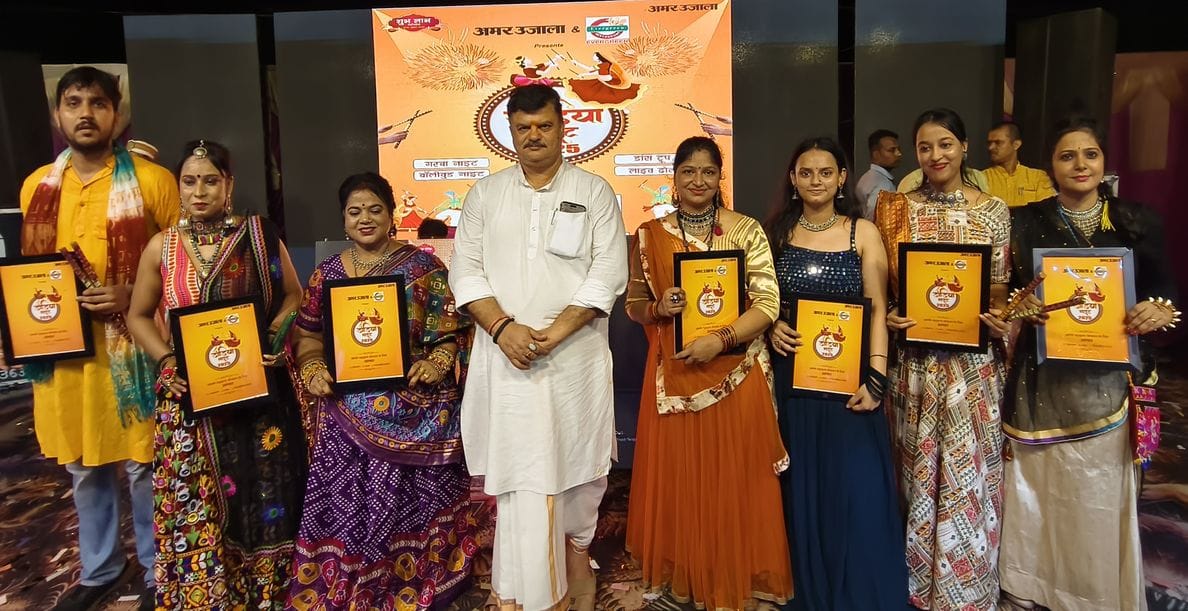 33-अमर उजाला की ओर से आयोजित डांडिया नाइट में शामिल अयोध्या वासी।-संवाद