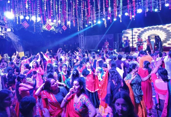 33-अमर उजाला की ओर से आयोजित डांडिया नाइट में शामिल अयोध्या वासी।-संवाद