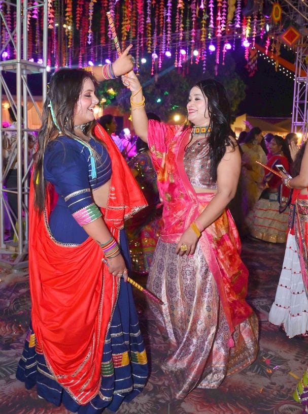 33-अमर उजाला की ओर से आयोजित डांडिया नाइट में शामिल अयोध्या वासी।-संवाद