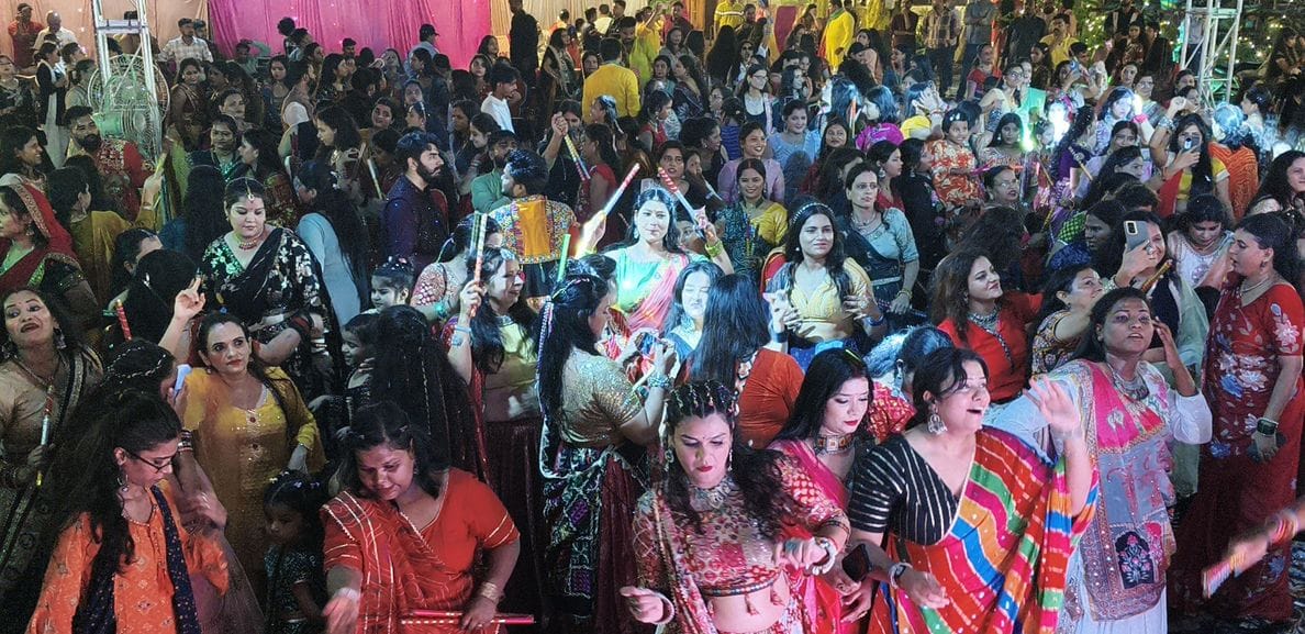 33-अमर उजाला की ओर से आयोजित डांडिया नाइट में शामिल अयोध्या वासी।-संवाद
